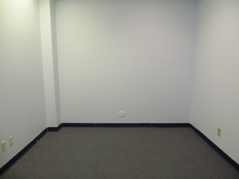 More Photos Of 4214 Fleur Dr, Des Moines General Retail For Lease