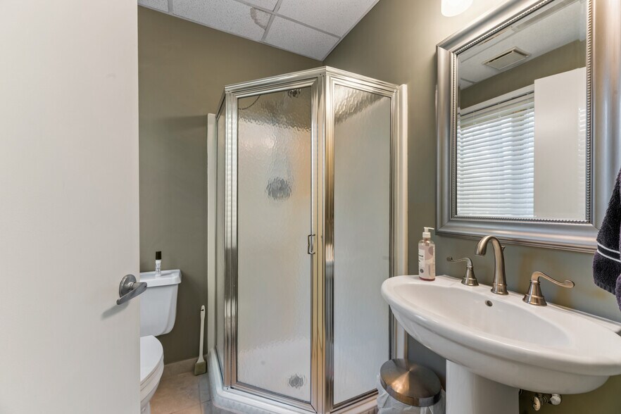 More Photos Of 11 Clyde Rd, Somerset Office For Sale