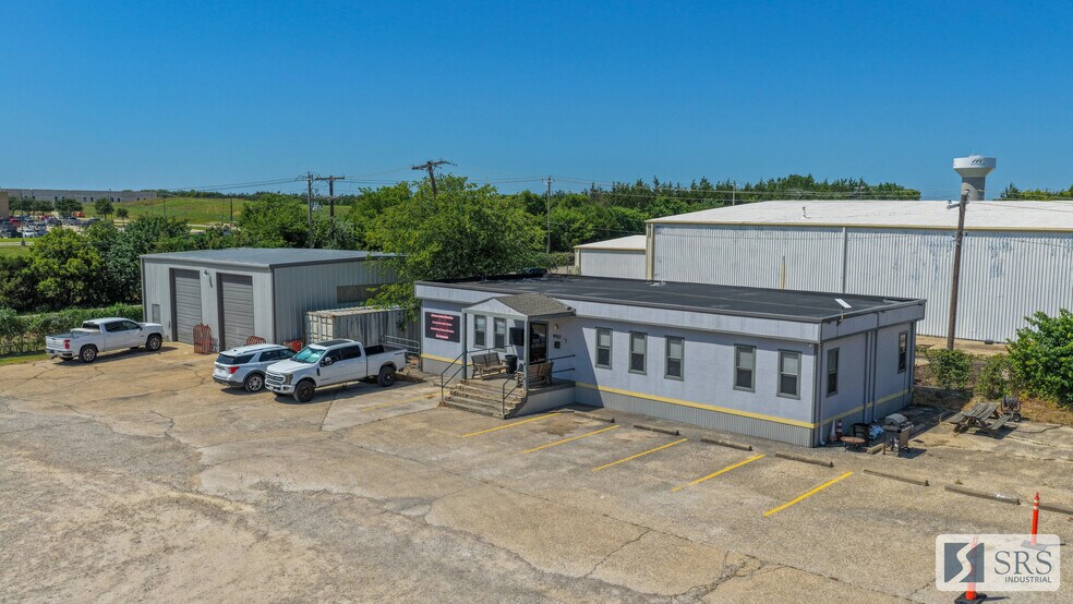 More Photos Of 950 Trinity Dr, Mansfield Flex For Lease