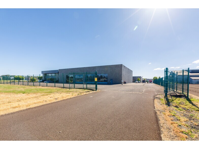 More Photos Of 3330 SE Three Mile Ln, McMinnville Light Manufacturing For Lease