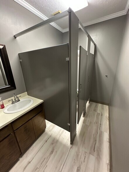 More Photos Of 2425 Medina Rd, Medina Office For Lease