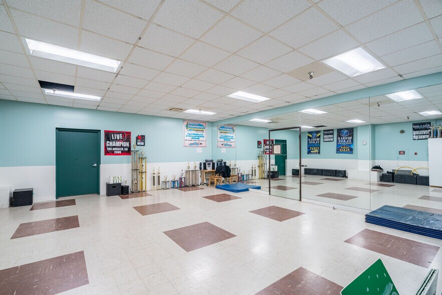 More Photos Of 2911 N San Fernando Rd, Los Angeles Schools For Lease