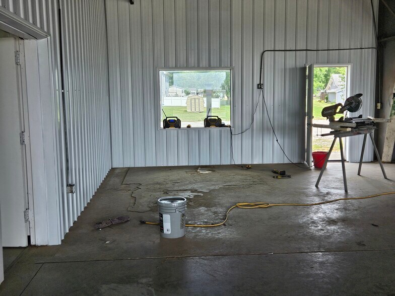 More Photos Of 1300 W Saunders St, Mount Pleasant Showroom For Lease