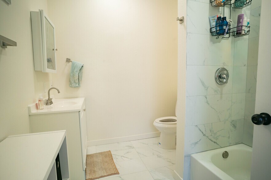 More Photos Of 1951 Hornblend St, San Diego Apartments For Sale