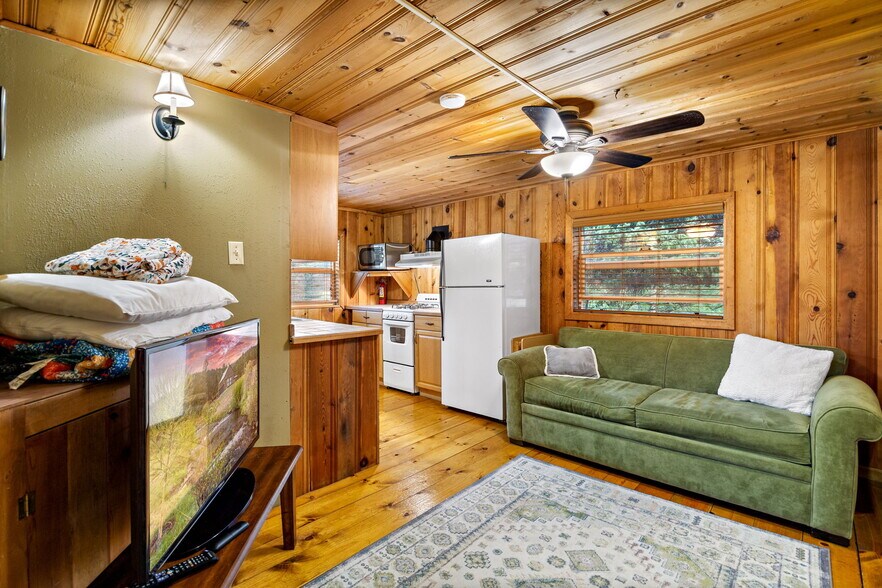 More Photos Of 140 Main St, Greer Specialty For Sale