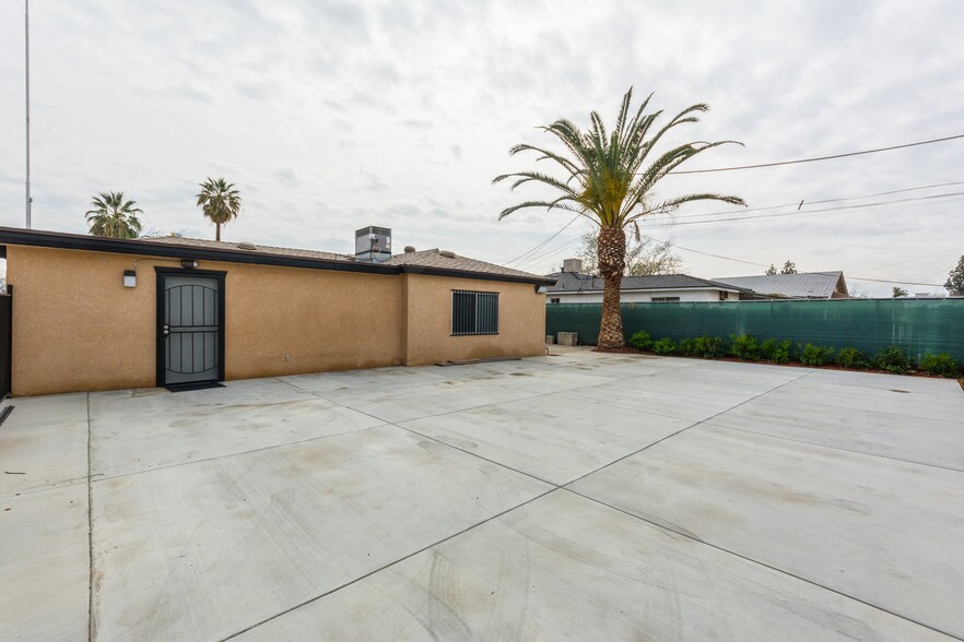 More Photos Of 306-308 Roberts Ln, Bakersfield Storefront Retail Residential For Sale