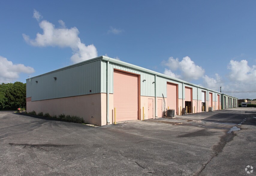 More Photos Of 820 N 8th St, Lantana Warehouse For Lease