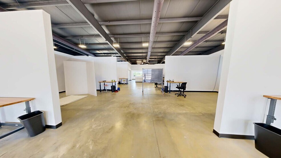 More Photos Of 2700 Little Flock Dr, Rogers Showroom For Lease