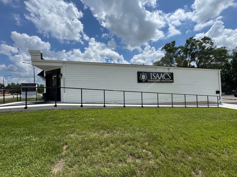 More Photos Of 830 E State St, Geneva Freestanding For Lease