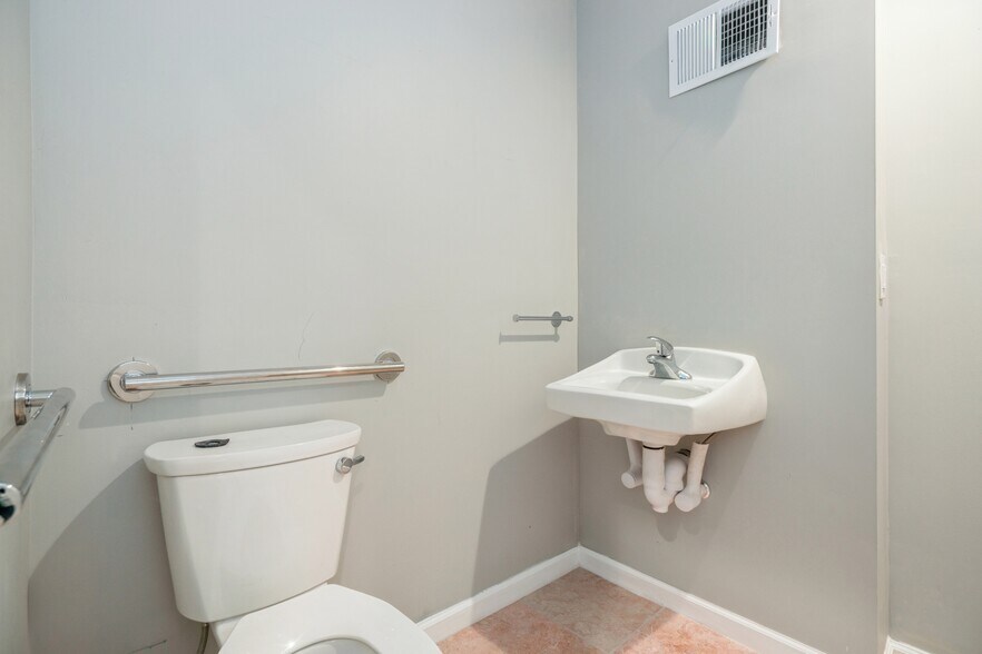 More Photos Of 250 Warren St, Beverly Storefront Retail Residential For Sale