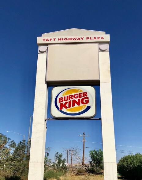 More Photos Of 301 Gardner Field Rd, Taft Freestanding For Lease