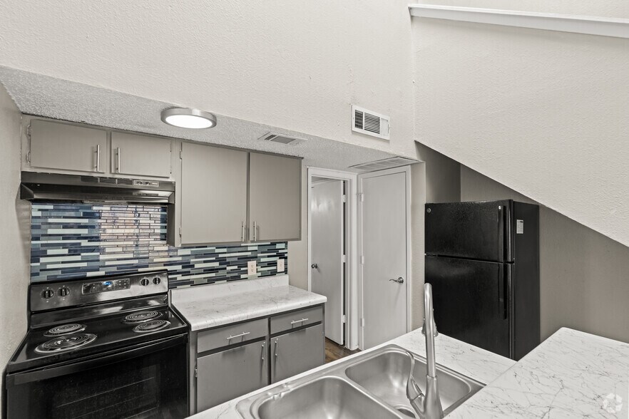 More Photos Of 711 Grand Ct, Arlington Apartments For Sale