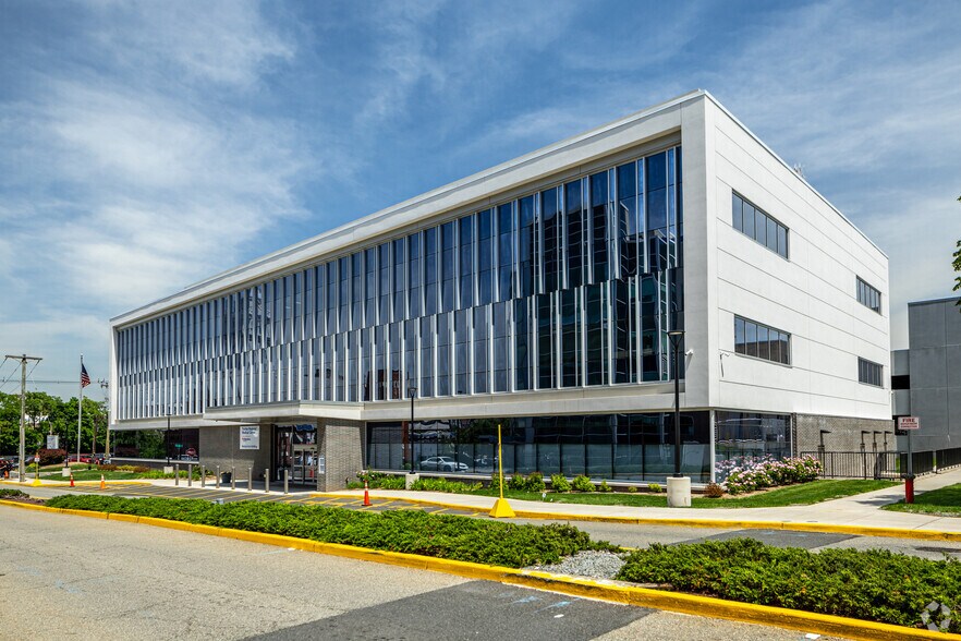 Primary Photo Of 200-226 Williamson St, Elizabeth Medical For Lease