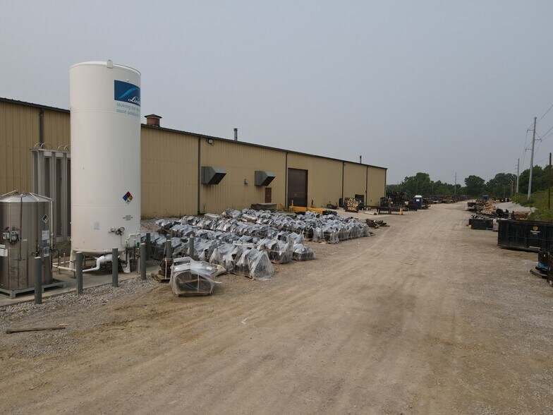 More Photos Of 800 Weston Ave, Kendallville Manufacturing For Lease