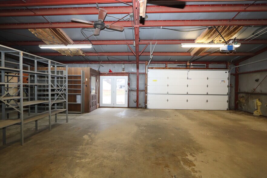More Photos Of 536 1/2 Oak St. St, Morris Flex For Lease