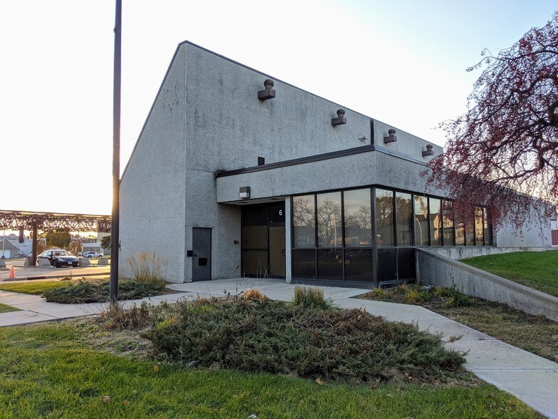 Primary Photo Of 614 E Jefferson St, Rockford Bank For Sale