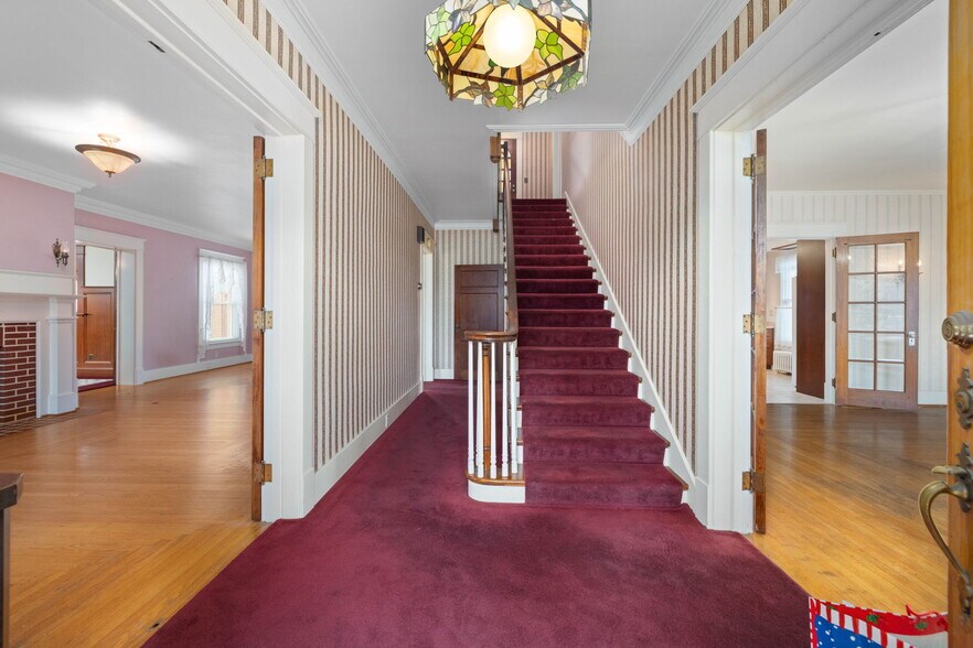 More Photos Of 570 E Main St, Middleburg Office Residential For Sale