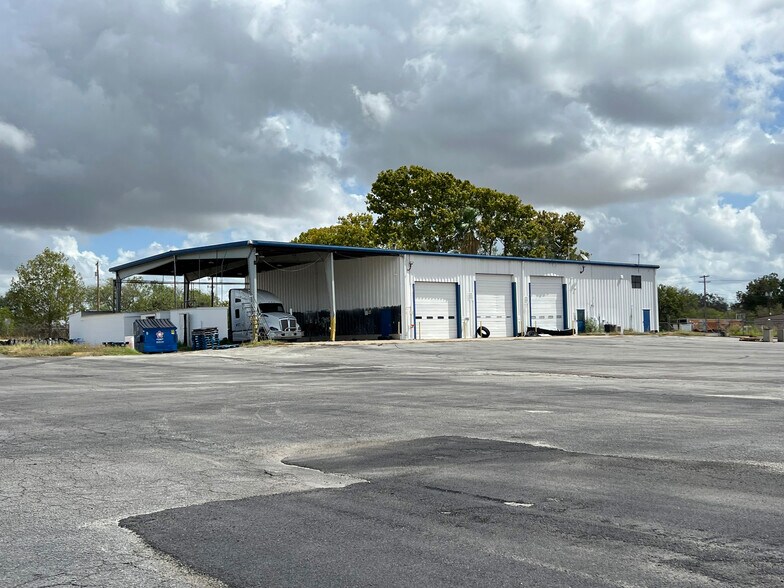 More Photos Of 7659 S US-281, Pleasanton Industrial For Sale