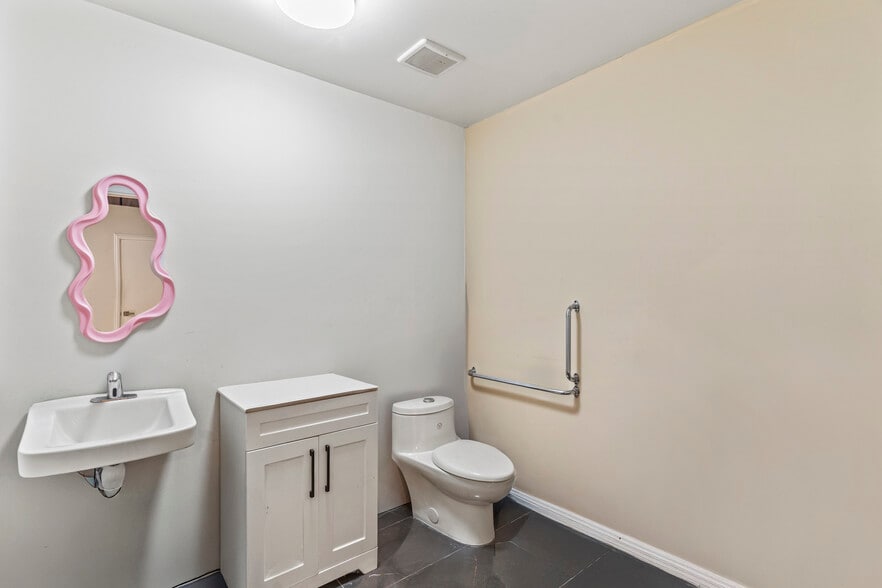 More Photos Of 3131 27th St NE, Calgary Storefront For Sale