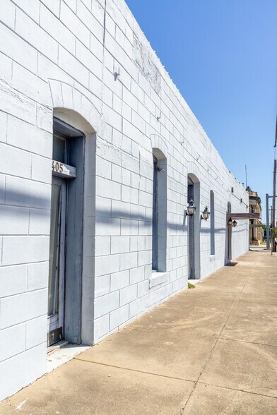 More Photos Of 229 S Main St, Mc Gregor Showroom For Sale