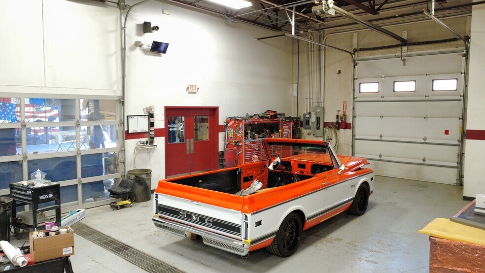 More Photos Of 1331-1333 Larc Industrial Blvd, Burnsville Warehouse For Lease