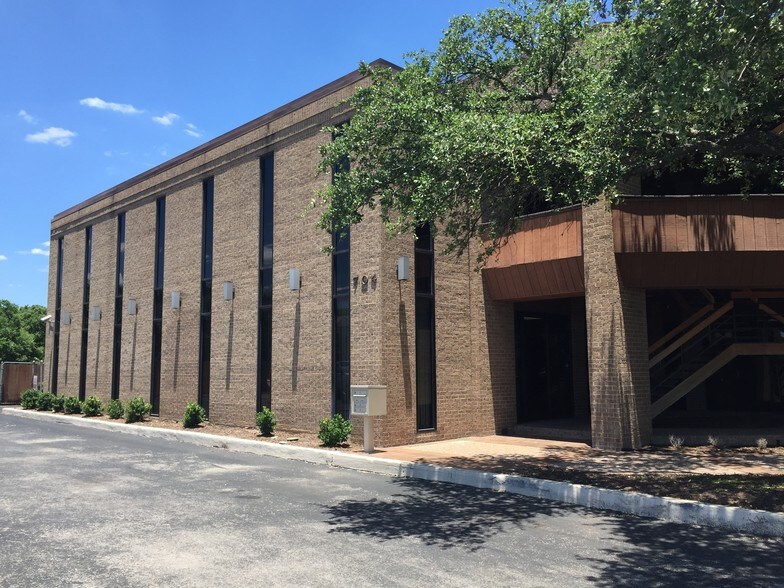 More Photos Of 704 Wonsley Dr E, Austin Medical For Lease