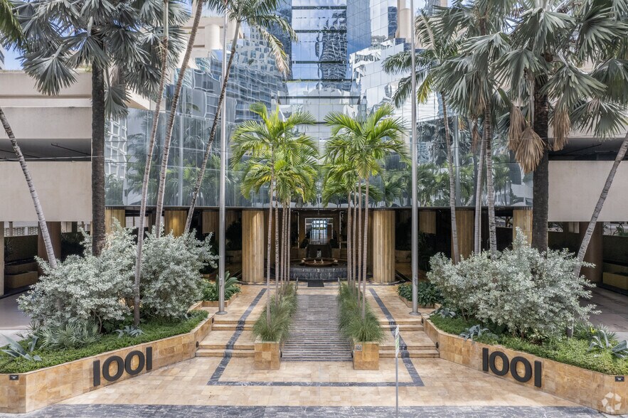 More Photos Of 1001 Brickell Bay Dr, Miami Office For Lease