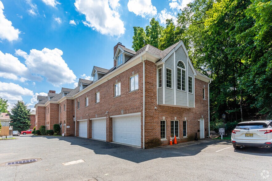 More Photos Of 256 Broad St, Bloomfield Medical For Lease