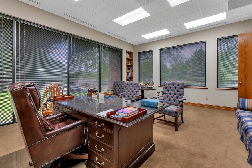 More Photos Of 400 W Houston St, Marshall Office For Sale