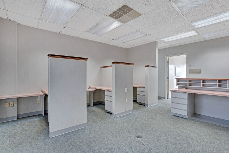 More Photos Of 1656 Oak Tree Rd, Edison Medical For Lease