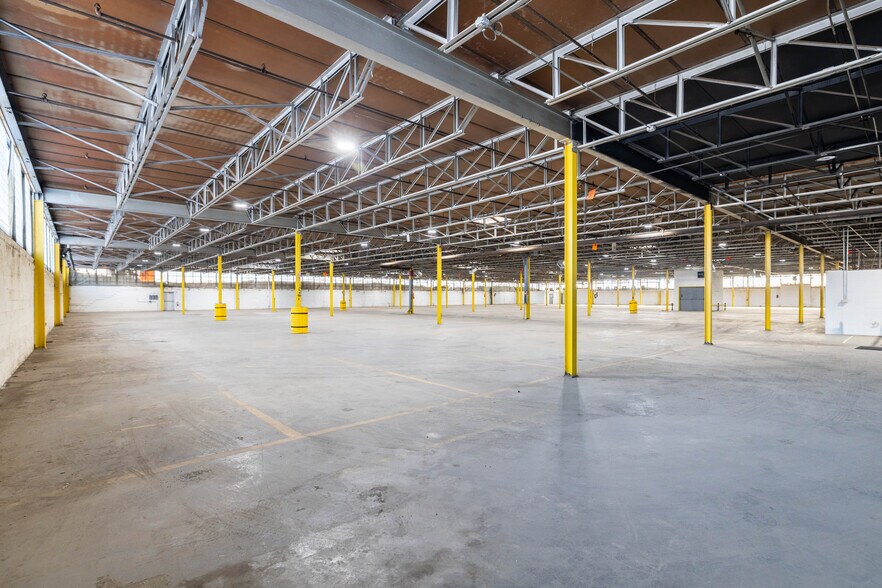 More Photos Of 2121-2225 W Fort St, Detroit Warehouse For Lease