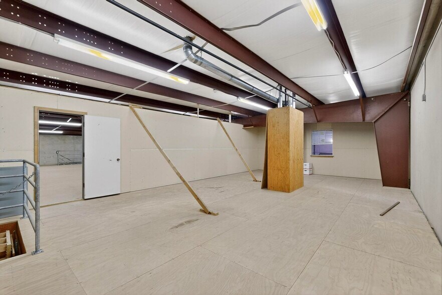 More Photos Of 2620 Carson St, Haltom City Light Distribution For Lease