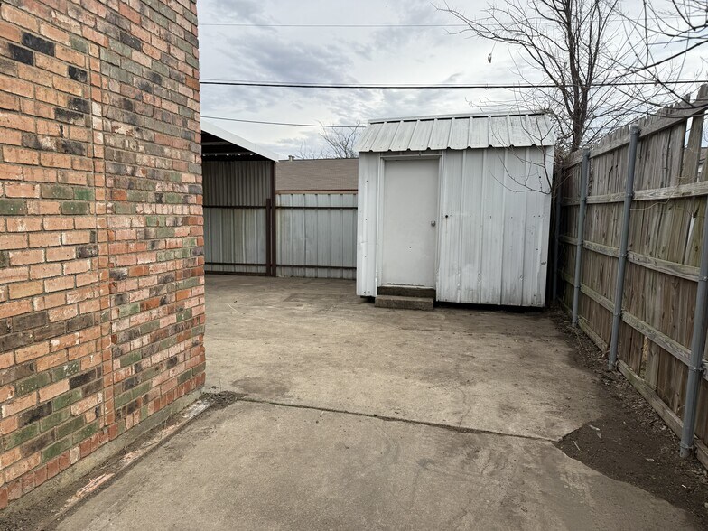 More Photos Of 104 Rogers Rd S, Irving Storefront Retail Office For Sale