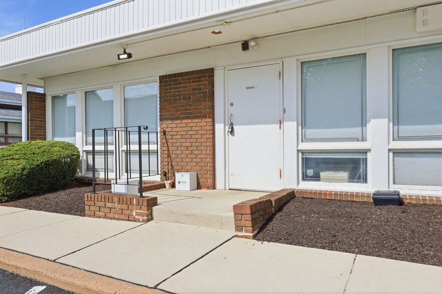 More Photos Of 1568 Woodbourne Rd, Levittown Office For Sale