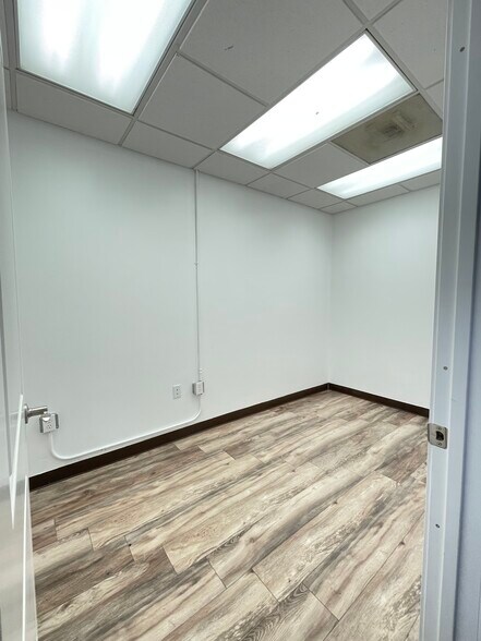 More Photos Of 215 Oak Dr S, Lake Jackson Medical For Lease