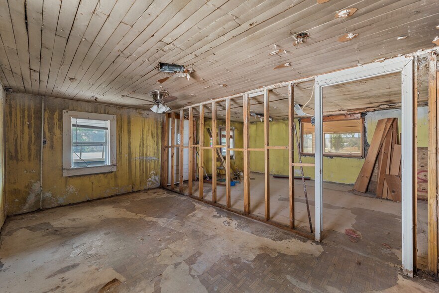 More Photos Of 7736 Westpoint Rd, West Point Freestanding For Sale