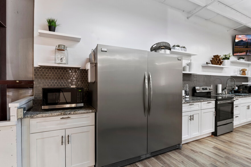 More Photos Of 3041 Pennsylvania Ave, Ogden Showroom For Sale