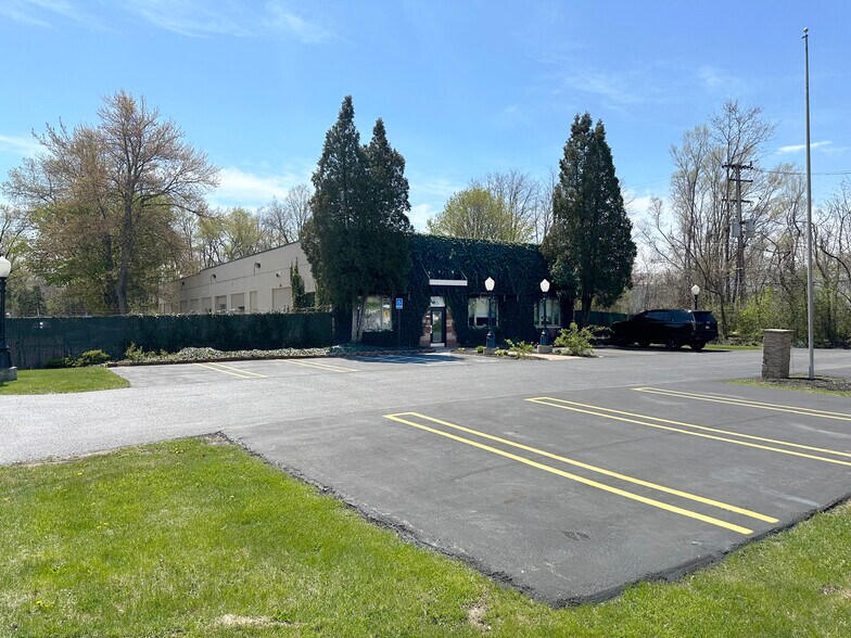 Primary Photo Of 30057 W 8 Mile Rd, Livonia Warehouse For Lease