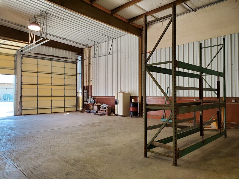 More Photos Of 330 1st St, Exeter Warehouse For Lease