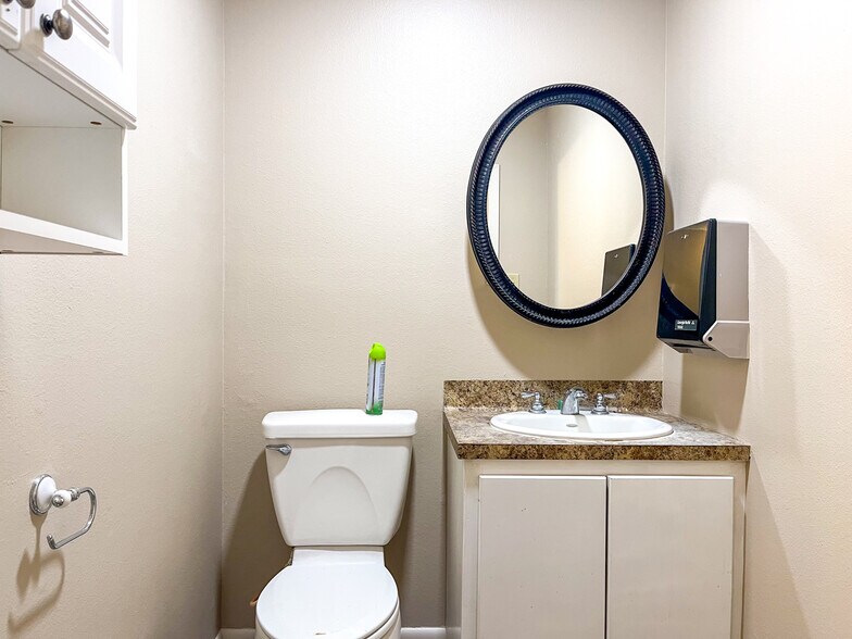 More Photos Of 214 S Burnside Ave, Gonzales Medical For Lease