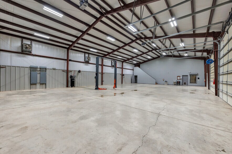 More Photos Of 310 Dan Tibbs Rd NW, Huntsville Warehouse For Lease
