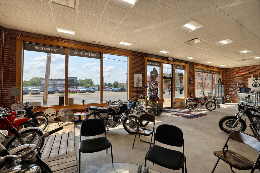 More Photos Of 8213 Gravois Rd, Affton Warehouse For Sale