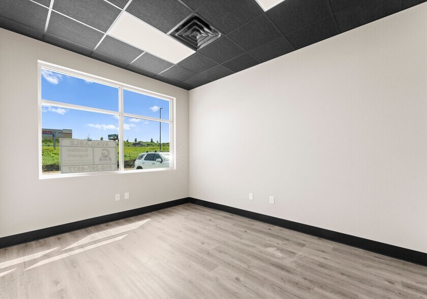 More Photos Of 137 Ebert Lane, Mooresville Flex For Lease