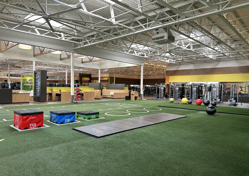 More Photos Of 37270 Van Dyke Ave, Sterling Heights Health Club For Sale