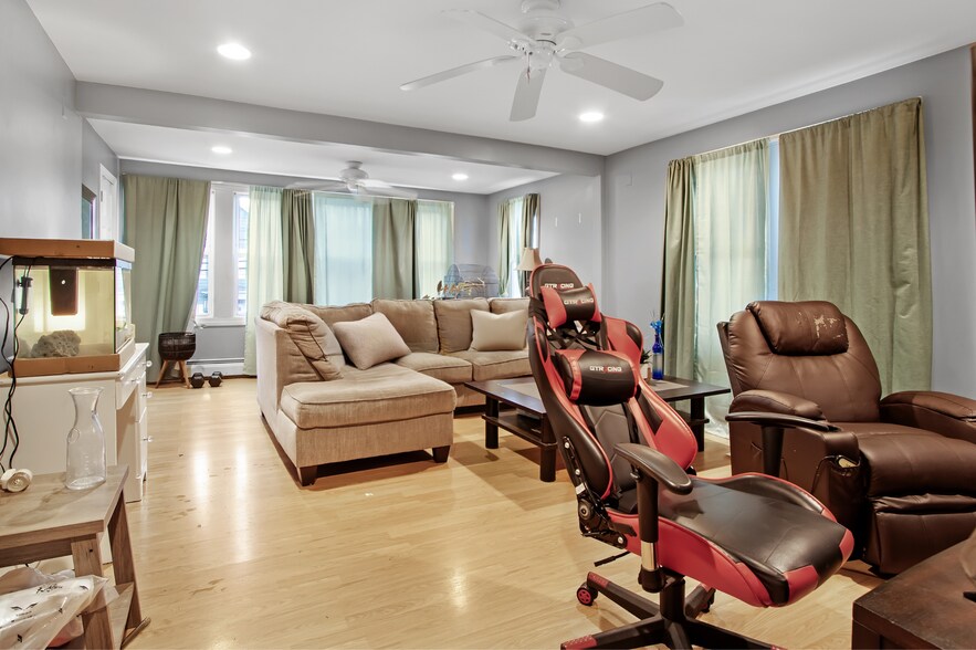 More Photos Of 366 Wood St, Bristol General Retail For Sale