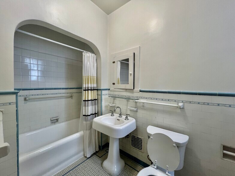 More Photos Of 143 N Sycamore Ave, Los Angeles Multifamily For Sale