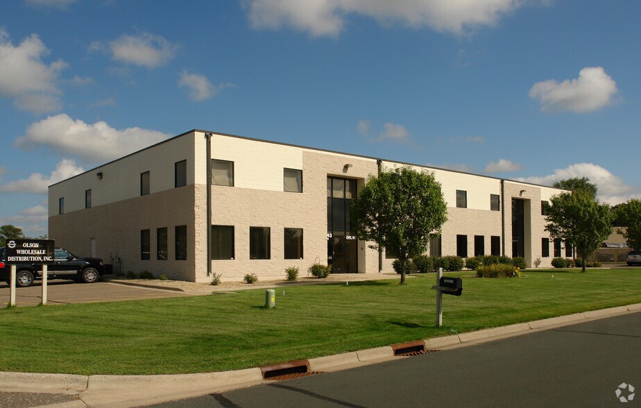 More Photos Of 13743 NE Aberdeen St, Ham Lake Warehouse For Lease