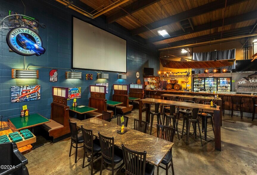 More Photos Of 515 NW Coast St, Newport Restaurant For Lease
