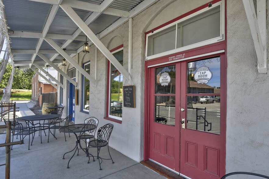 More Photos Of 121 8th St, Colusa Showroom For Sale