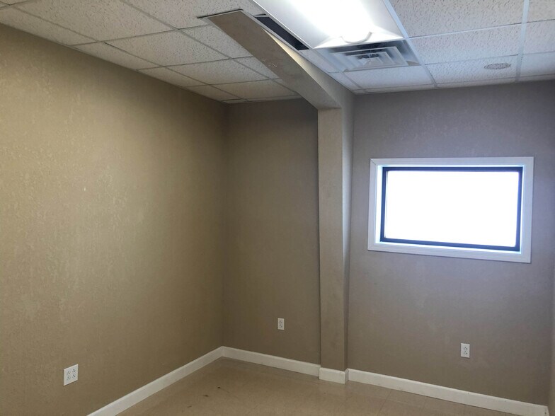 More Photos Of 2016 N Westwood Blvd, Poplar Bluff Freestanding For Sale